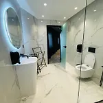 Lotus Luxury וארנה